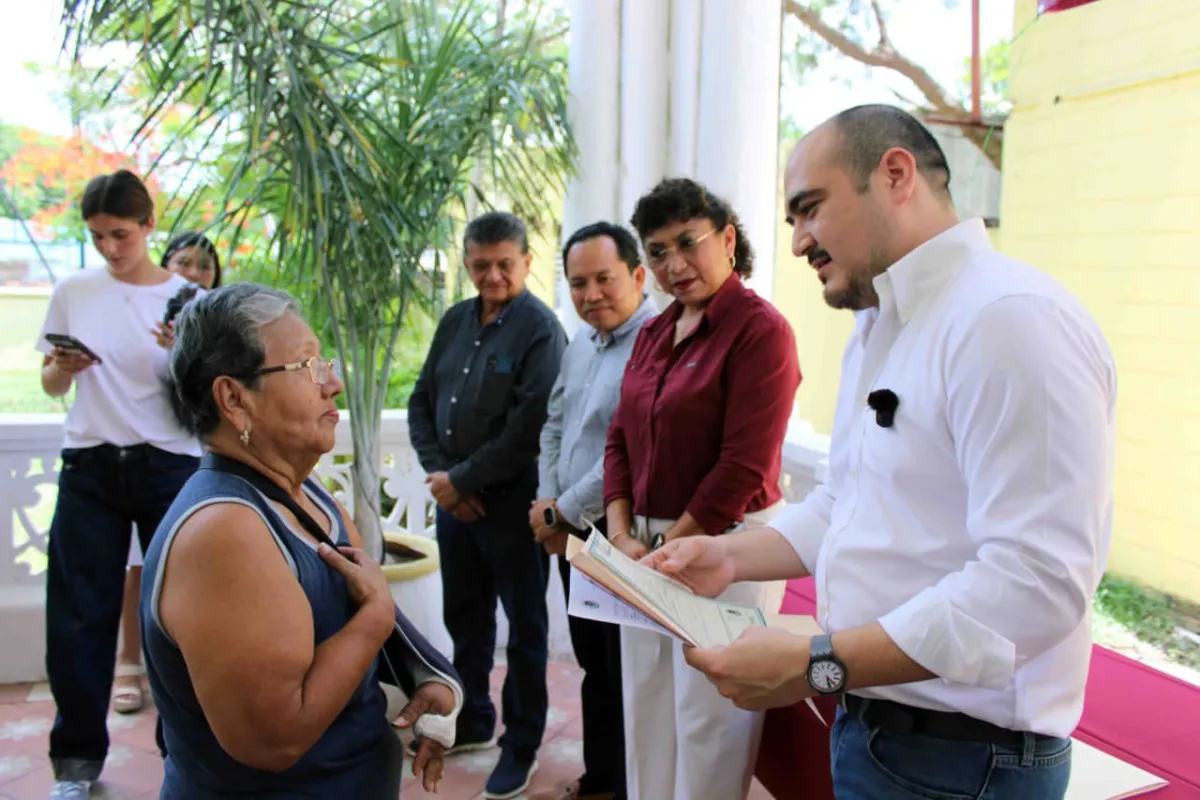 Entrega Consejería Jurídica 17 actas de nacimiento extemporáneas