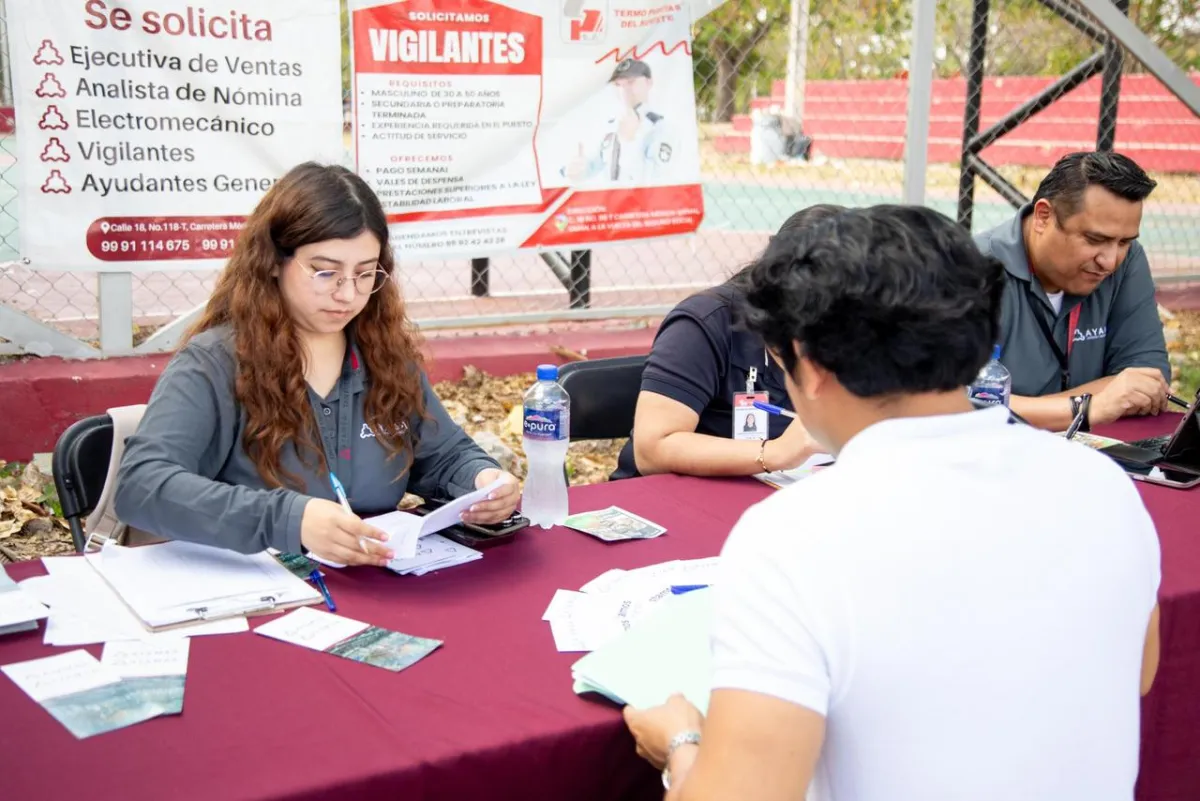 Umán acerca oportunidades de empleo a las colonias