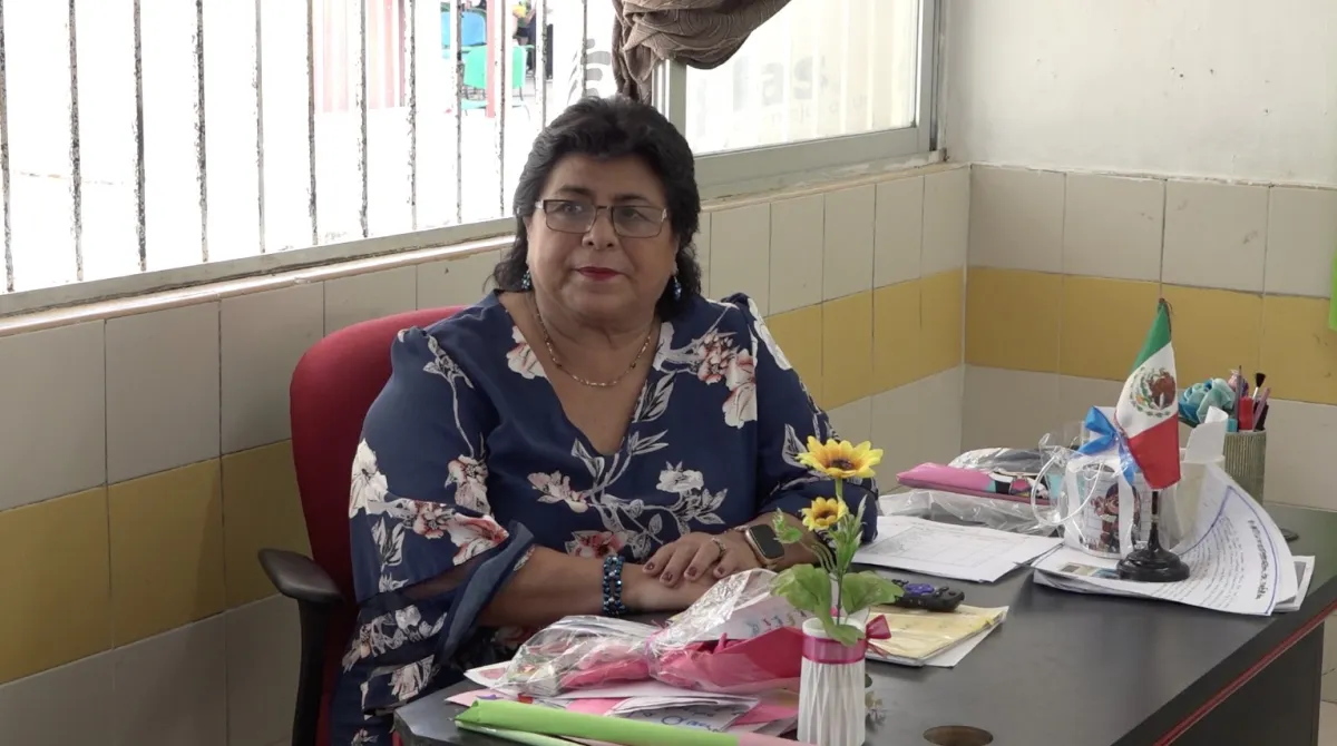 Después de varias décadas, sigue enseñando con dedicación y compromiso