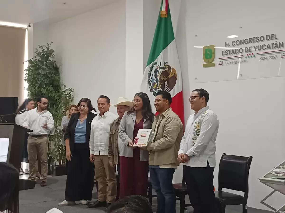 Entrega de reconocimiento a los integrantes del Parlamento Juvenil 