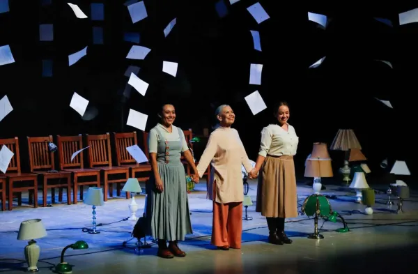 Compañía Nacional de Teatro recibe ovación de pie con “Prendida de las lámparas” en el Teatro Armando Manzanero