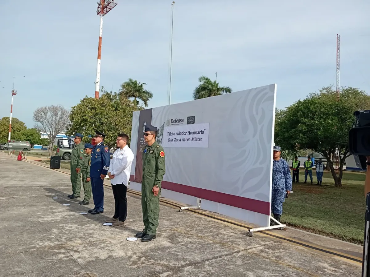 Menor de Casa Otoch se convirtió en “Piloto Aviador Honorario”