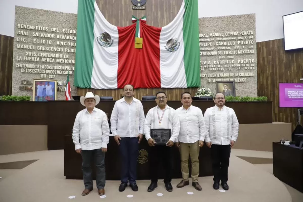 Entregan Medalla “Héctor Victoria Aguilar” al pintor Víctor Argáez Sánchez