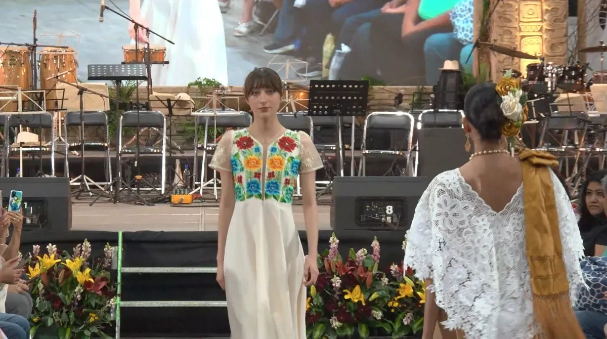 Gran pasarela de ropa típica en la Semana de Yucatán en México