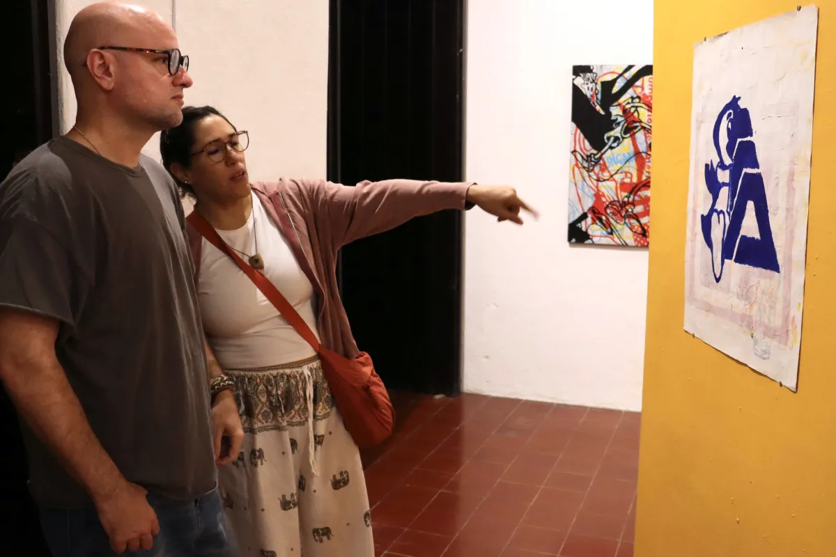 Sedeculta revisita memoria visual de los años noventa con exposición en el Centro Contemporáneo del Mayab