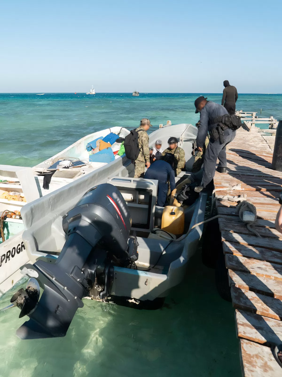 Detenidos presuntos pescadores furtivos en Arrecife Alacranes.