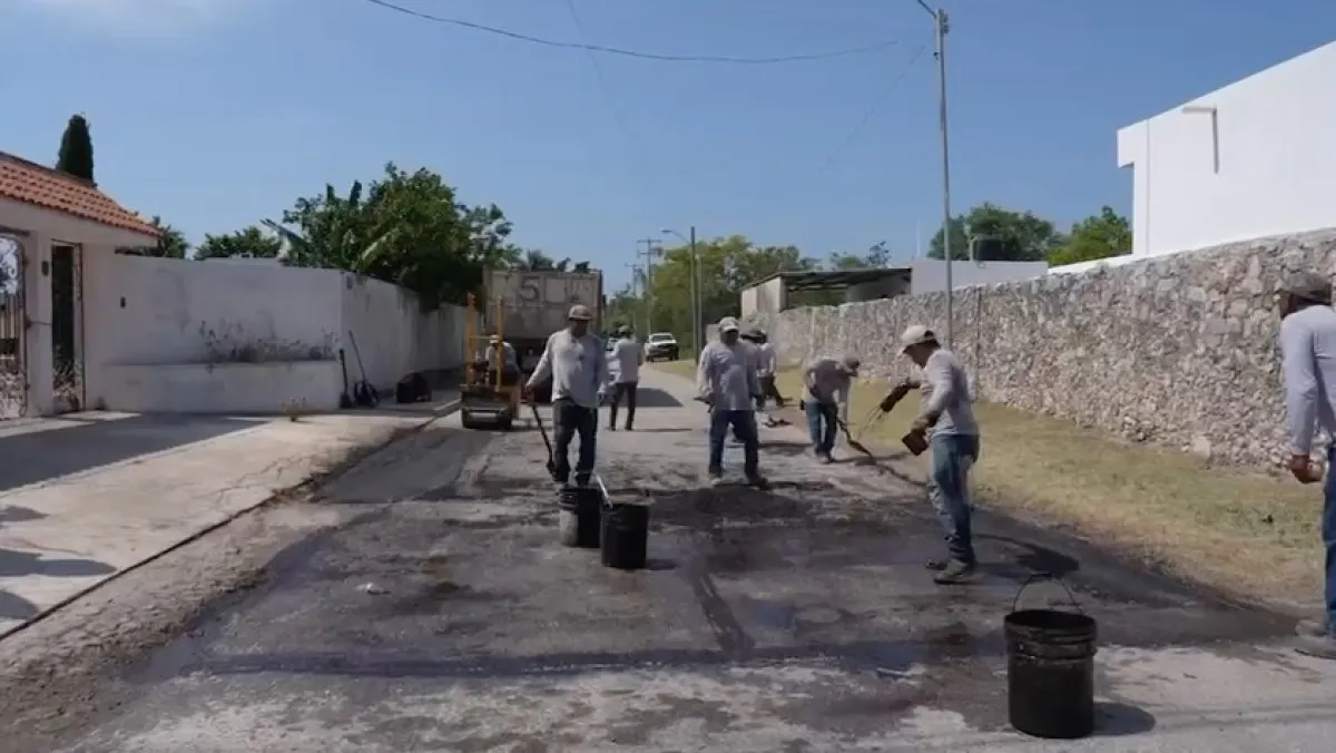 Inician trabajos de bacheo en calles de la colonia Leandro Valle